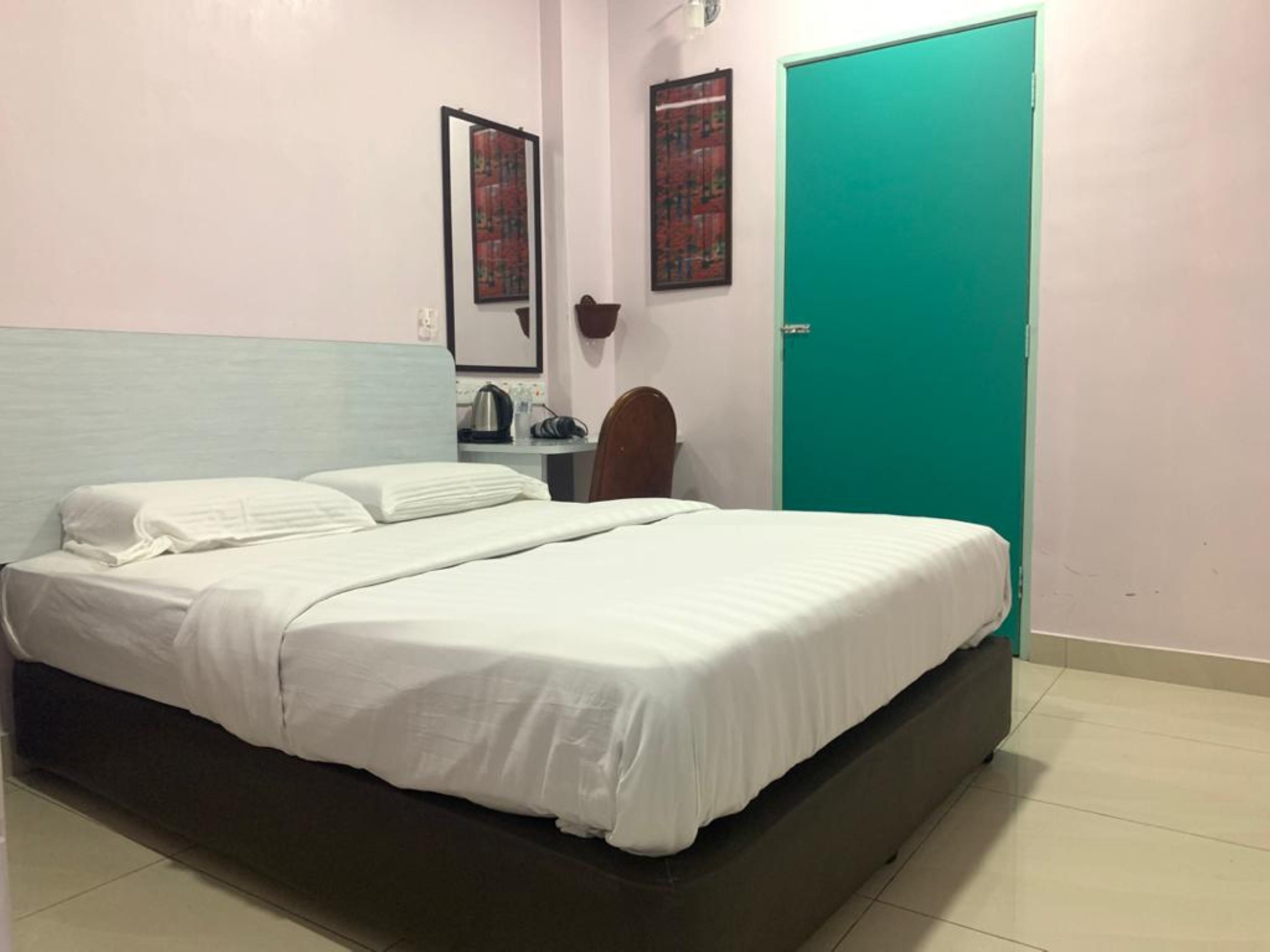 Oyo 89877 Sun Triang Hotel Kampong Kerayong Екстериор снимка